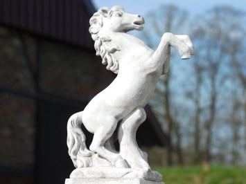 Cheval sur socle - statue animalière en pierre - 160 cm - classique
