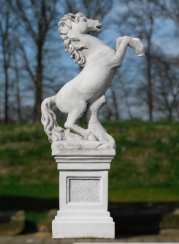 Paard op sokkel - stenen dierenbeeld - 160 cm - klassiek