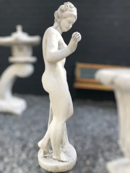 Gartenstatue Gott - Venus mit Apfel - klassische Steinfigur