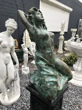Figurine féminine – Fonte – 75 cm – Patine cuivrée