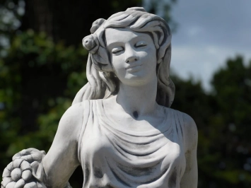 Statue d'une femme avec une couronne de fleurs – 175 cm – pierre classique