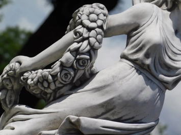 Statue d'une femme avec une couronne de fleurs – 175 cm – pierre classique