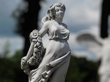 Statue d'une femme avec une couronne de fleurs – 175 cm – pierre classique