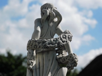 Statue d'une femme avec une couronne de fleurs – 175 cm – pierre classique