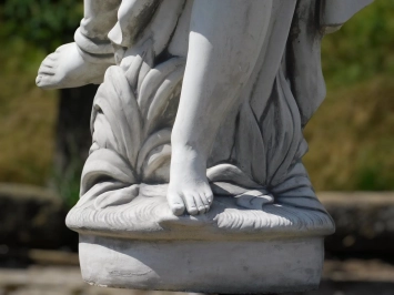 Statue d'une femme avec une couronne de fleurs – 175 cm – pierre classique