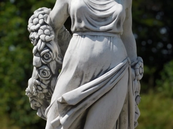 Statue d'une femme avec une couronne de fleurs – 175 cm – pierre classique