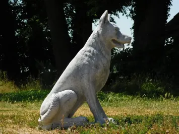 Großer sitzender Steinwolf – kraftvoll und lebensecht