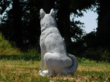 Grand loup en pierre assis – décoration imposante et réaliste