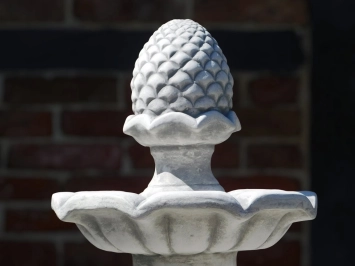 Fontaine en forme de pomme de pin – 120 cm – pierre – ronde classique