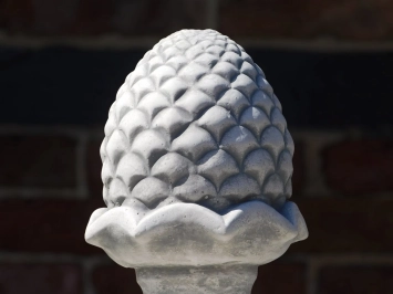 Fontaine en forme de pomme de pin – 120 cm – pierre – ronde classique