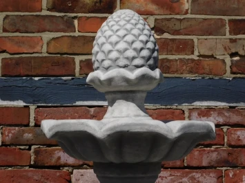 Fontaine en pierre - avec pomme de pin - 140 cm - gracieuse - blanche