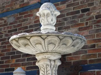 Grote fontein van steen - staande tuinfontein in klassieke stijl