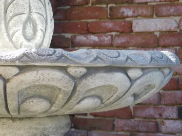 Großer Brunnen aus Stein – stehender Gartenbrunnen im klassischen Stil