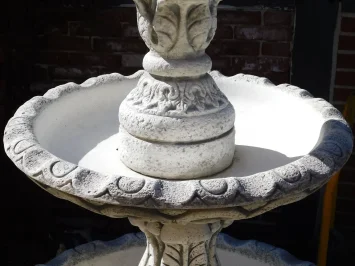 Großer Brunnen aus Stein – stehender Gartenbrunnen im klassischen Stil
