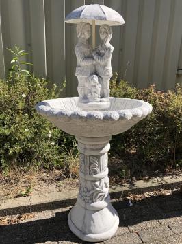 Fontaine avec enfants et chien sous un parasol - pierre - 130 cm