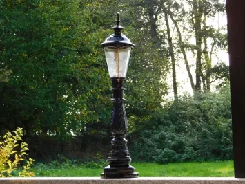 Borne extérieure noire – 82 cm – détails en laiton