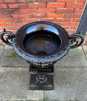 Exklusiver Blumentopf / Gartenvase, schwarz, Gusseisen auf Säule