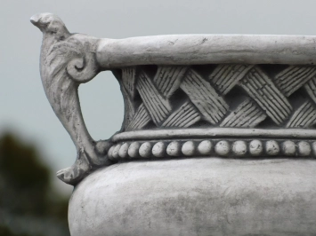 Pot de fleurs à anses sur socle – 103 cm – pierre massive