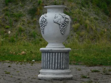 Vase de jardin avec raisins sur piédestal – 54 cm – pierre classique