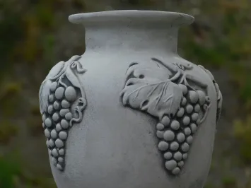 Vase de jardin avec raisins sur piédestal – 54 cm – pierre classique
