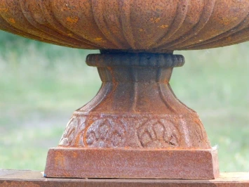 Vase de jardin en fonte à oreilles – 50 cm – patine rouille.