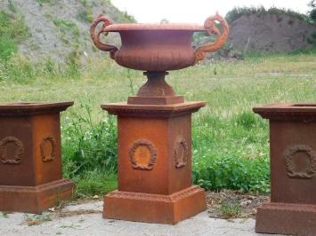 Vase de jardin en fonte à oreilles – 50 cm – patine rouille.
