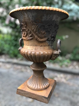 Vase de jardin sur piédestal – oxyde foncé – fonte – 130 cm