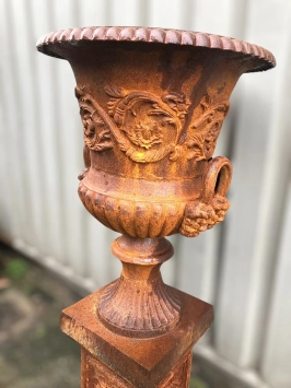 Vase de jardin sur piédestal – oxyde foncé – fonte – 130 cm