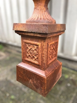 Vase de jardin sur piédestal – oxyde foncé – fonte – 130 cm