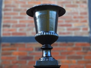 Vase de jardin en fonte sur pied – 125 cm – noir classique