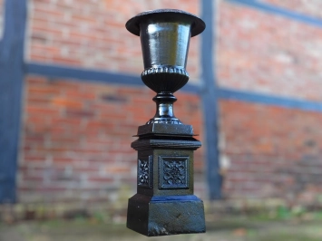 Vase de jardin en fonte sur pied – 125 cm – noir classique