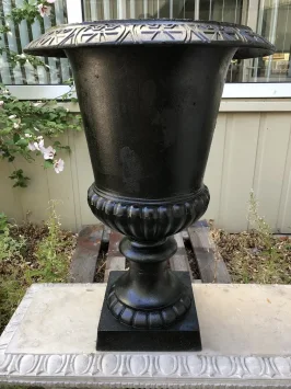 Jardinière noire – vase de jardin en fonte – hauteur 63 cm