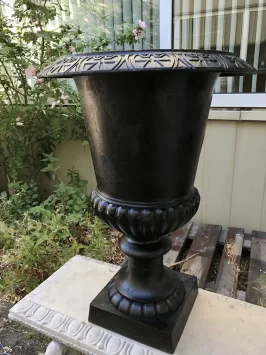 Jardinière noire – vase de jardin en fonte – hauteur 63 cm