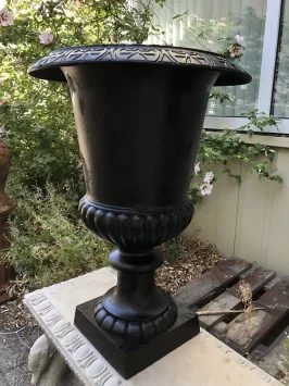 Schwarzer Pflanzkübel – Gartenvase aus Gusseisen – 63 cm hoch