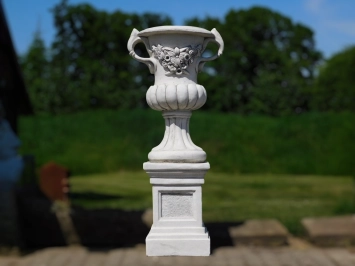 Vase en pierre sur socle avec oreilles – 153 cm – style classique.