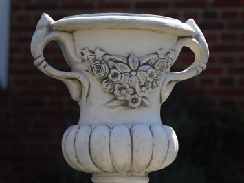 Vase en pierre sur socle avec oreilles – 153 cm – style classique.