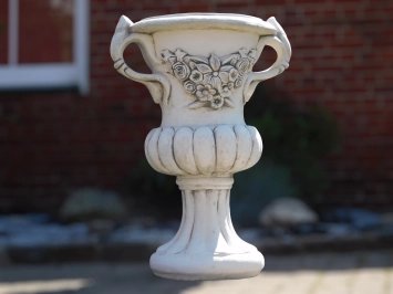 Vase en pierre sur socle avec oreilles – 153 cm – style classique.