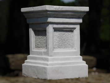 Vase en pierre sur socle avec oreilles – 153 cm – style classique.