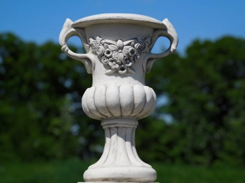 Vase en pierre sur socle avec oreilles – 153 cm – style classique.