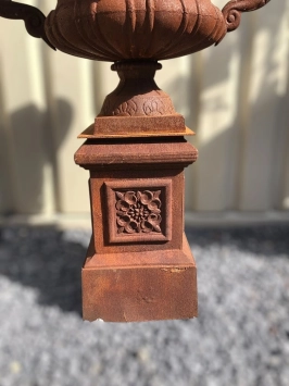 Vase de jardin sur pied – 110 cm – fonte – design classique