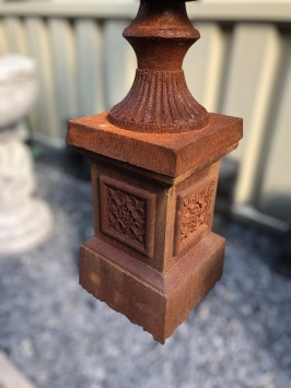 Vase de jardin sur pied – 110 cm – fonte – design classique