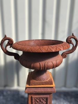 Vase de jardin sur pied – 110 cm – fonte – design classique