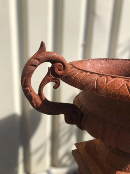 Vase de jardin sur pied – 110 cm – fonte – design classique