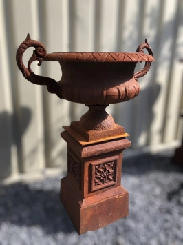 Vase de jardin sur pied – 110 cm – fonte – design classique