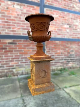 Vase de jardin sur pied – 135 cm – fonte – marron classique
