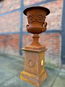 Vase de jardin sur pied – 135 cm – fonte – marron classique