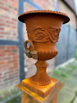 Gartenvase auf Sockel – 135 cm – Gusseisen – klassisch braun