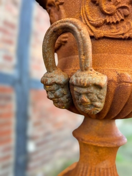 Vase de jardin sur pied – 135 cm – fonte – marron classique