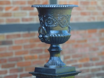 Vase de jardin sur pied – 135 cm – décor fonte noire