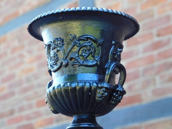 Vase de jardin sur pied – 135 cm – décor fonte noire